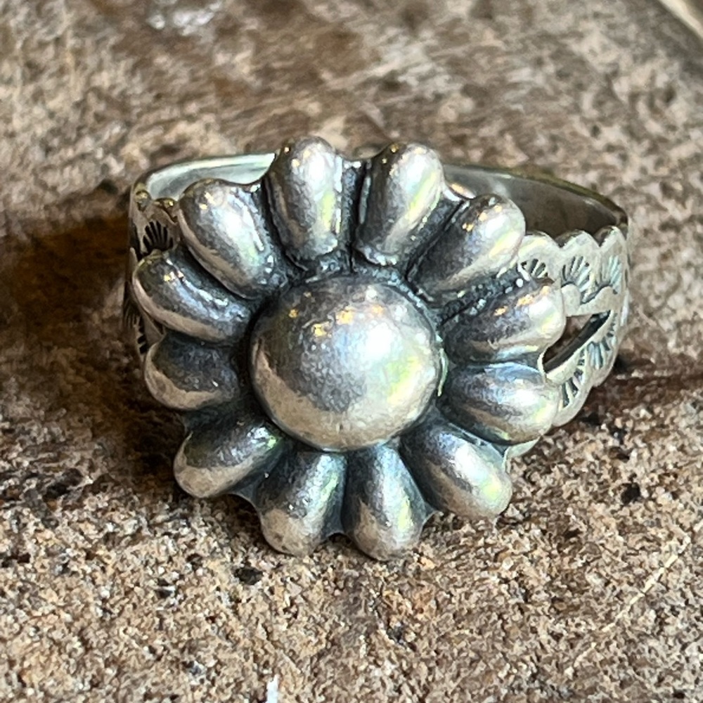 Daisy adjustable ring
